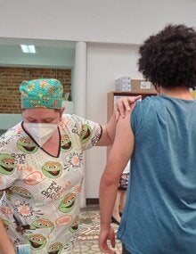 Personal de salud vacunando a un menor de edad