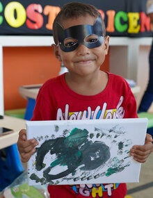 Casas de Casas de alegrías. Niño con cartel.