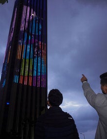 familia mirando torre