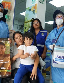 Brigada de vacunación con madre e hijo