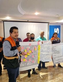 Participantes exponiendo en el taller STAR