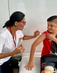 Nino recibe vacuna