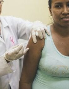 vacunándose