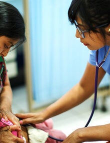 Una enfermera atendiendo a una bebé