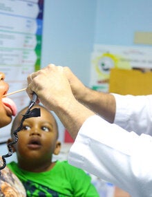 Un doctor examina un paciente