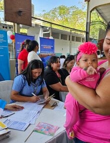 Madre con recién nacida, vacunada contra la polio