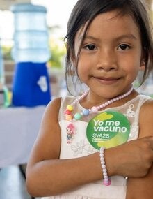 Niña es vacunada en SVA Ocotepeque