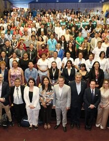 Personal de salud de las 32 entidades y autoridades posando en una fotografía grupal.