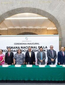 Autoridades del sector salud invitadas a la mesa de presidium para la inauguración de la Semana Nacional de la Seguridad Social