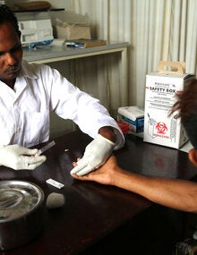 Al paciente se le está haciendo la prueba de malaria