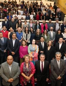 Foto grupal de todas las personas participantes de manera presencial de la reunión titulada “Avances y prospectiva en el control del tabaco y nicotina: México como un referente Internacional”
