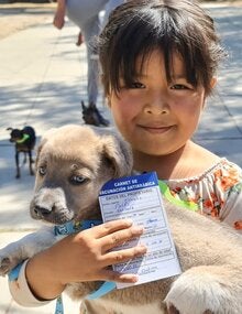 niña con perro en brazos,