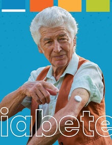 Hombre con dispositivo de diabetes