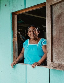 Mujer posa en marco de la ventana
