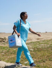 mujer caminando en campo