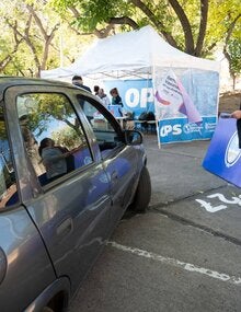 Un automóvil ingresa al dispositivo de vacunación. A lo lejos se divisa el gazebo de la Organización Panamericana de la Salud