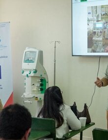 Especialista internacional comparte conocimientos con personal de salud de cuidados intensivos del Hospital Vicente Corral Moscoso (Cuenca)