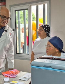 El ministro Carlos Alvarado en recorrido por puesto de vacunación en La Quebradita en el lanzamiento de la Semana de Vacunación 2026