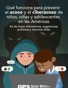 dos niños mirando una computadora con cara de asustados