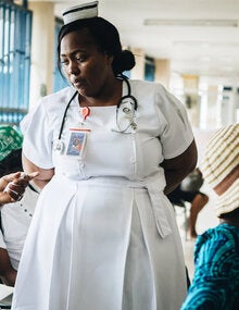Enfermera revisando pacientes