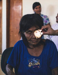 mujer_anciana_revision_tracoma_en_mitu