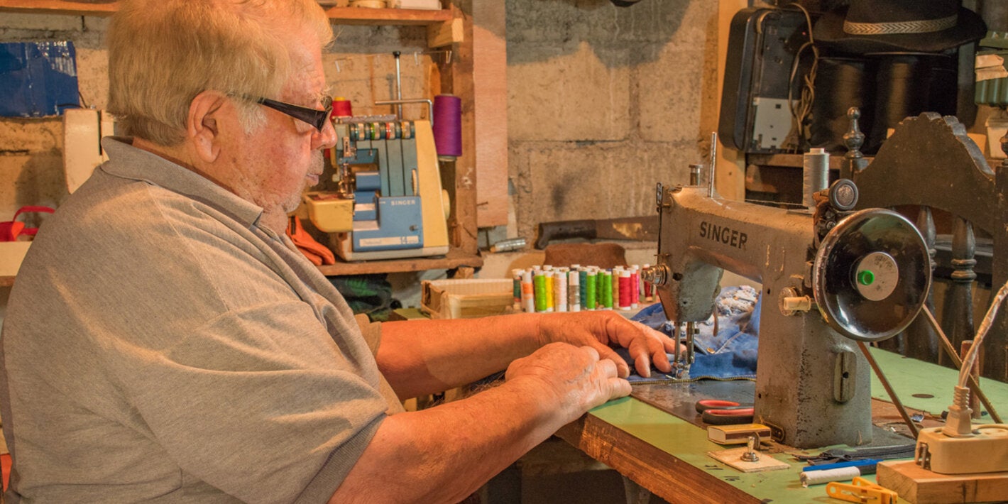 Hombre mayor cosiendo