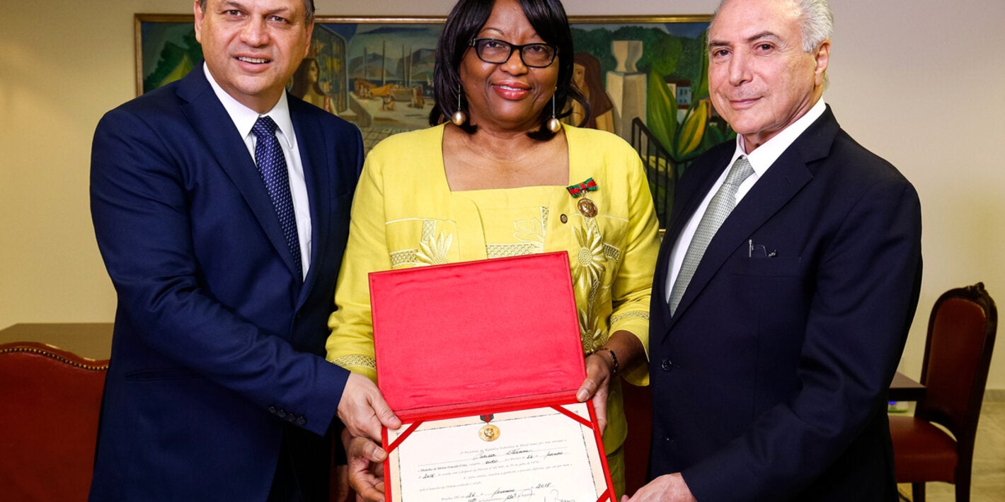 Michel Temer and Ricardo Barros present the Oswaldo Cruz Medal of Merit to Carissa F. Etienne.