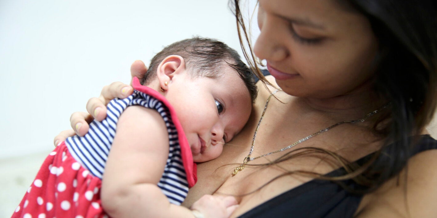 Madre adolescente con bebé