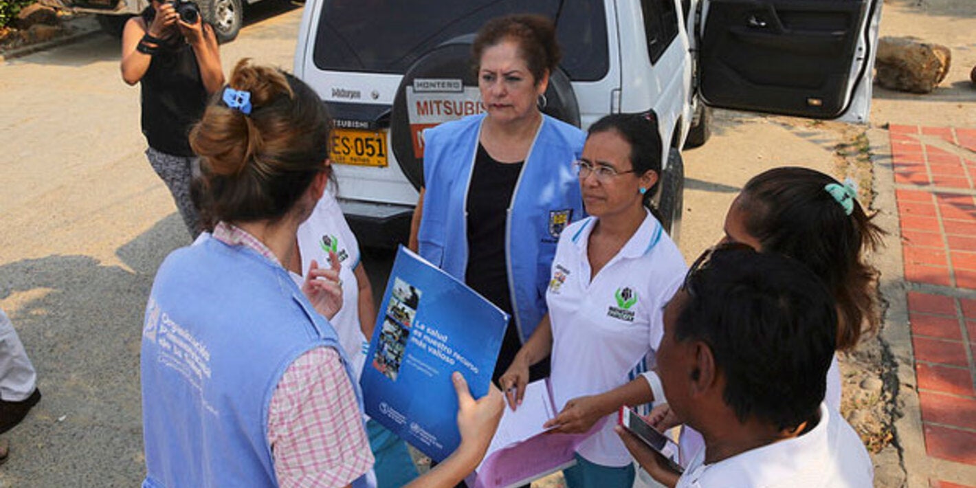 Las madres comunitarias y los Caminantes de la Salud son ejemplos de grupos de promotores de la salud que recorren los barrios para informar a los vecinos sobre el virus, enseñar cómo eliminar criaderos de mosquitos, recoger las consultas y detectar posibles casos para derivarlos a los centros médicos cercanos.