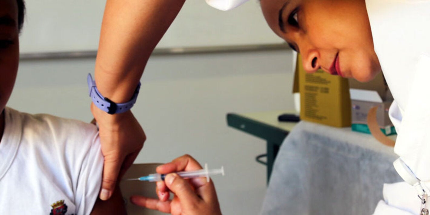 Niña ricibe la vacuna HPV