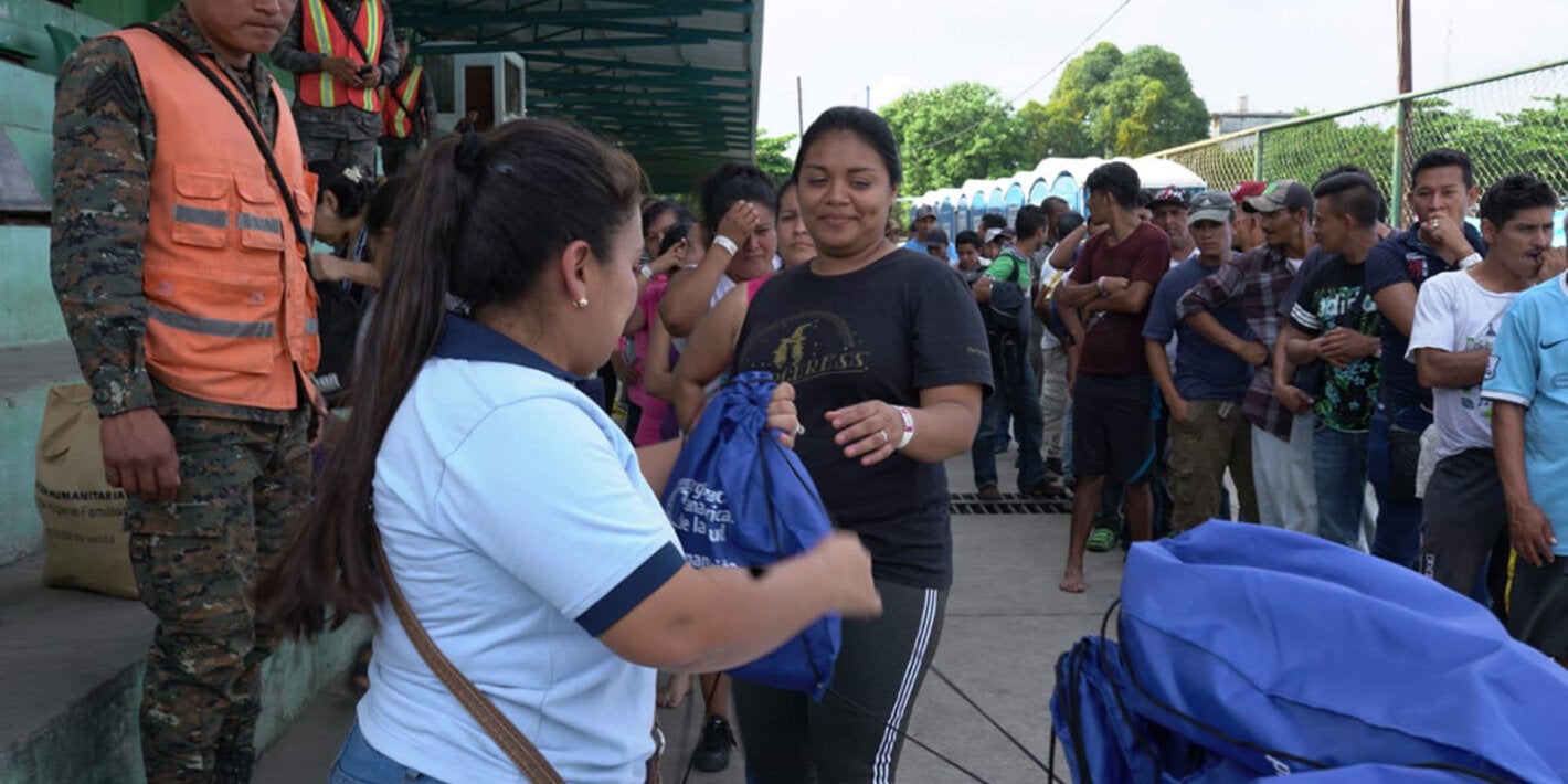 Brindando apoyo humanitario a las personas de la caravana de migrantes centroamericanos.