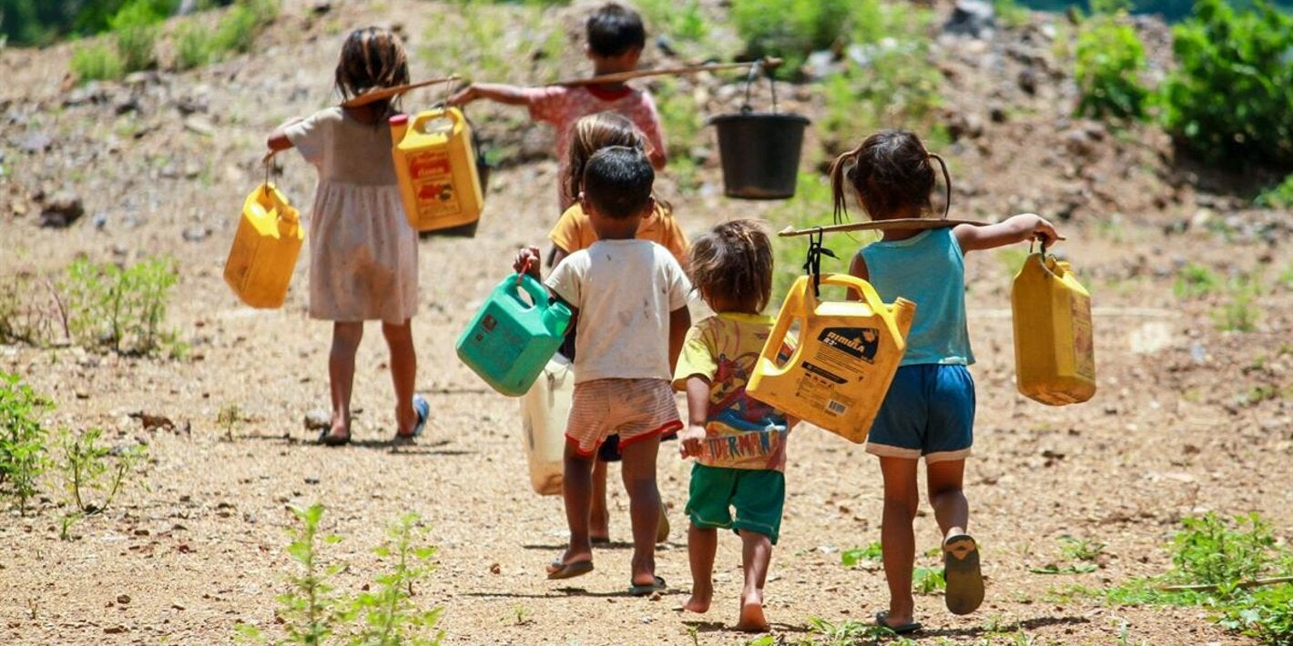 enfants récupérant de l'eau