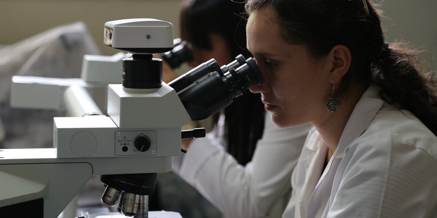 Mujer en laboratorio