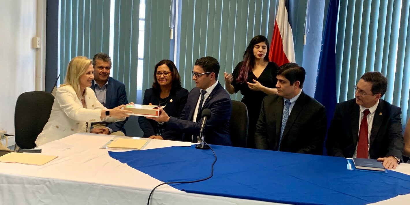 Donación OPS a Ministro de Salud y Presidente de Costa Rica