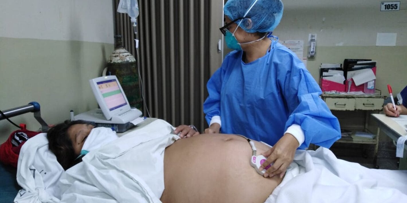 Trabajadora de salud atiende paciente