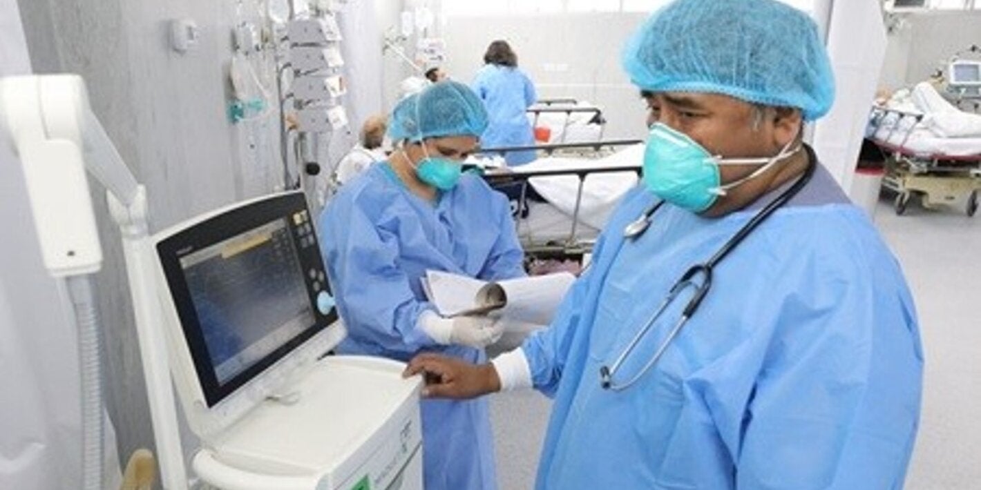 Trabajador de salud con EPP