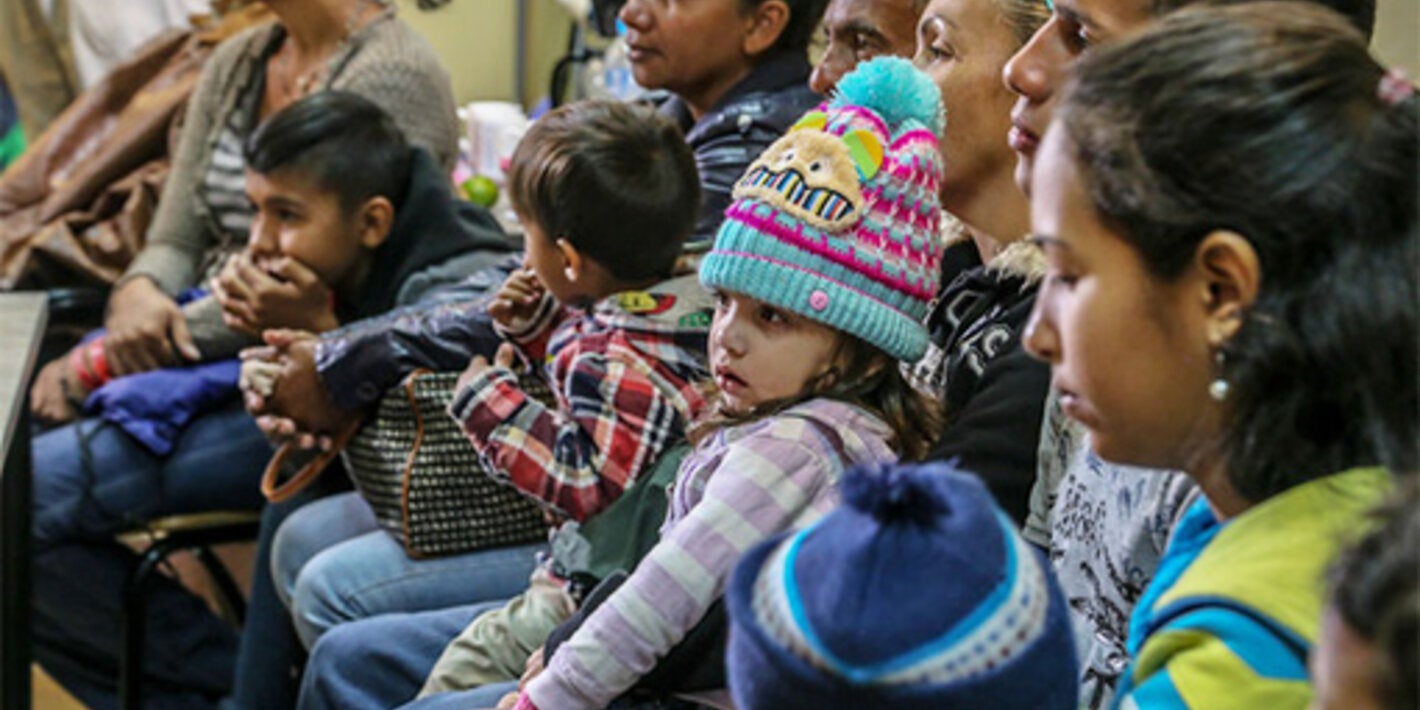 Mujeres migrantes en centro de salud 