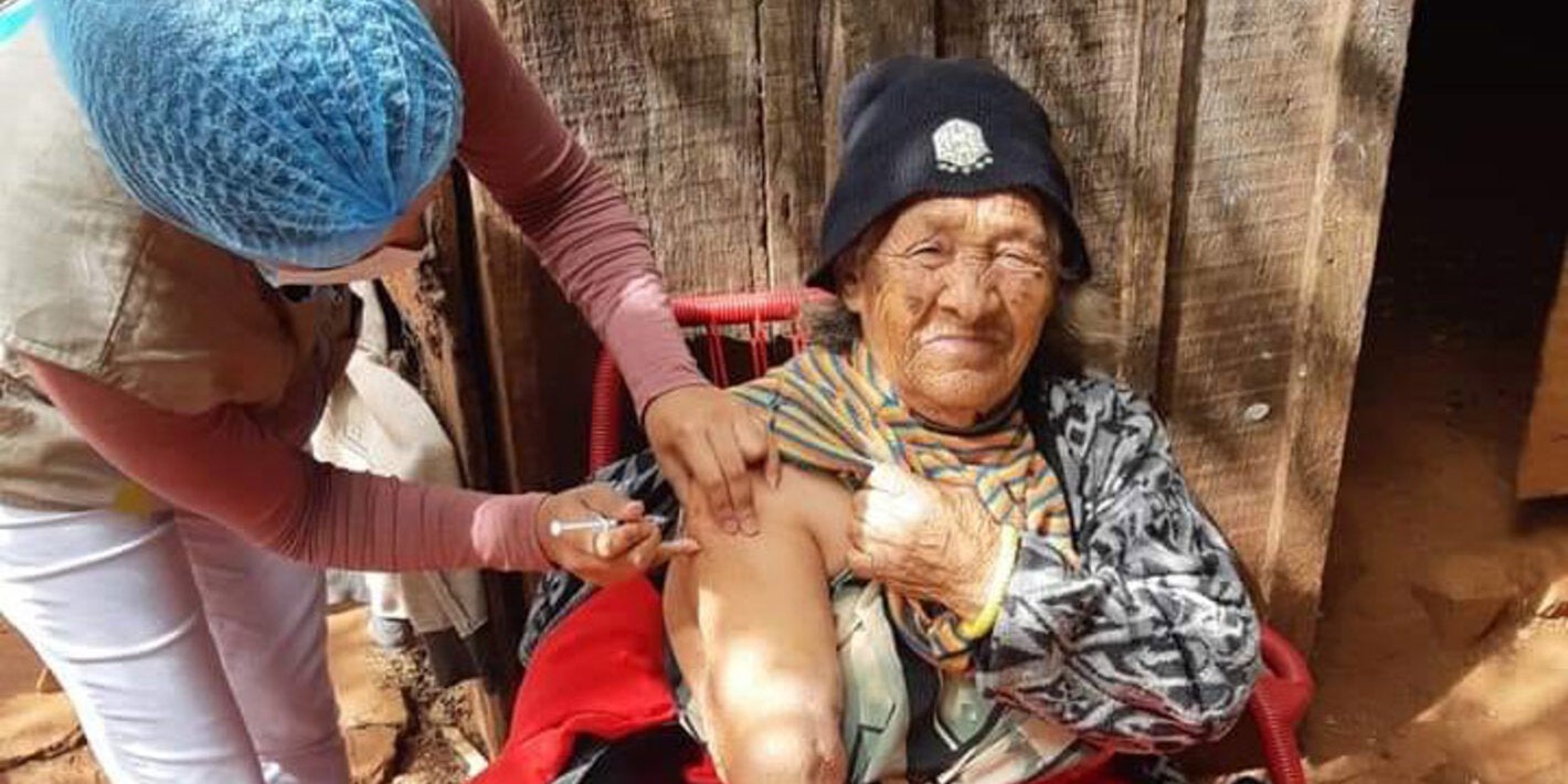 Mujer siendo vacunada