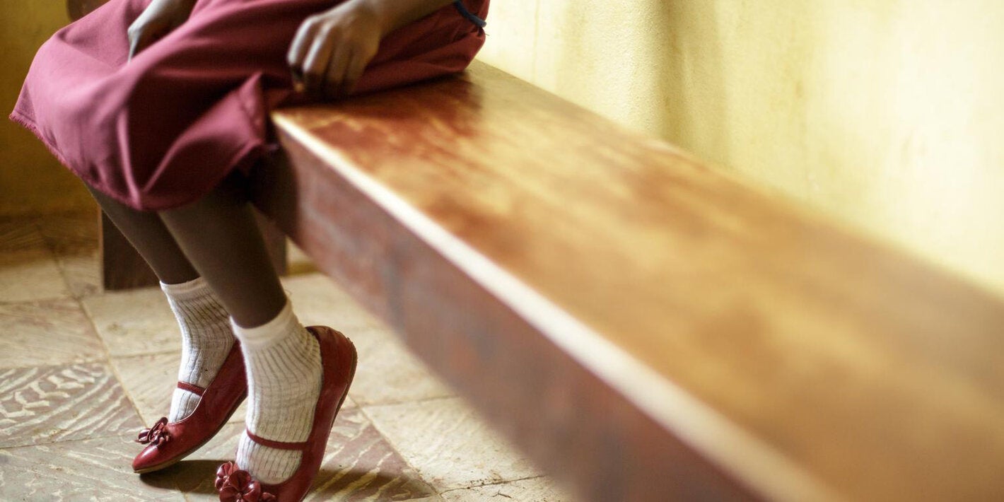 Niña sentada en banca