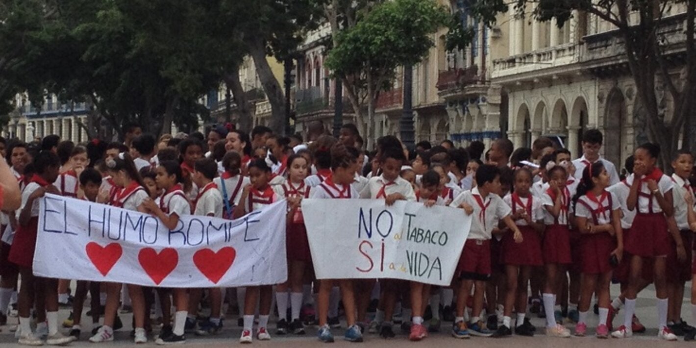 Desfile de niños en el Día Mundial Sin Tabaco 2020