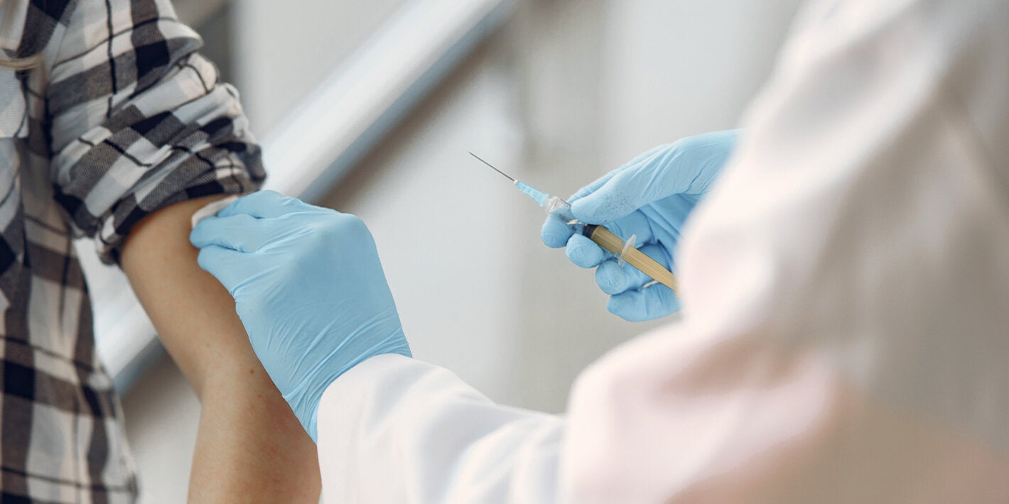 Mujer recibiendo una vacuna