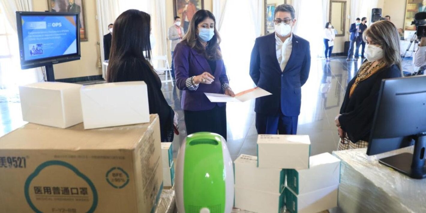 Ministra de Salud, Pareja Presidencial y Representante de OPS HND