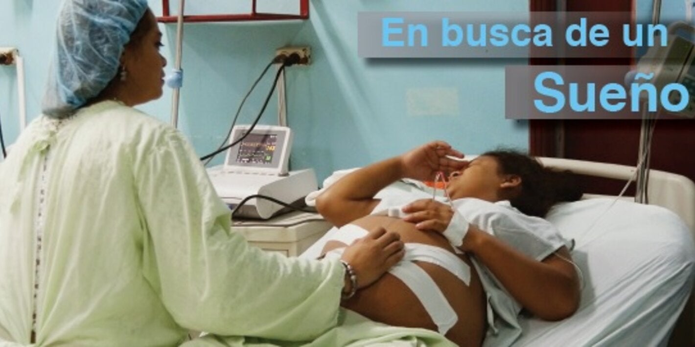Doctora revisando a mujer en estdo de embarazo