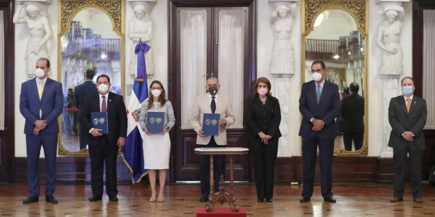 Miembros del Gabinete de Salud y funcionarios de OPS durante el acto de entrega