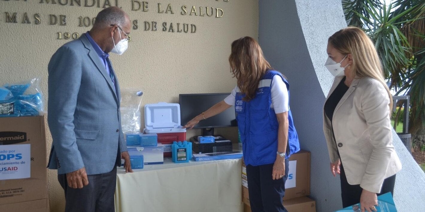 Autoridades durante la entrega de la donación al Laboratorio Nacional 