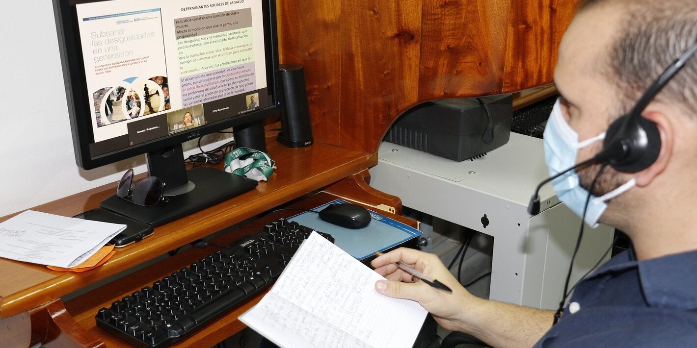 Cursista siguiendo el curso en modalidad virtual 