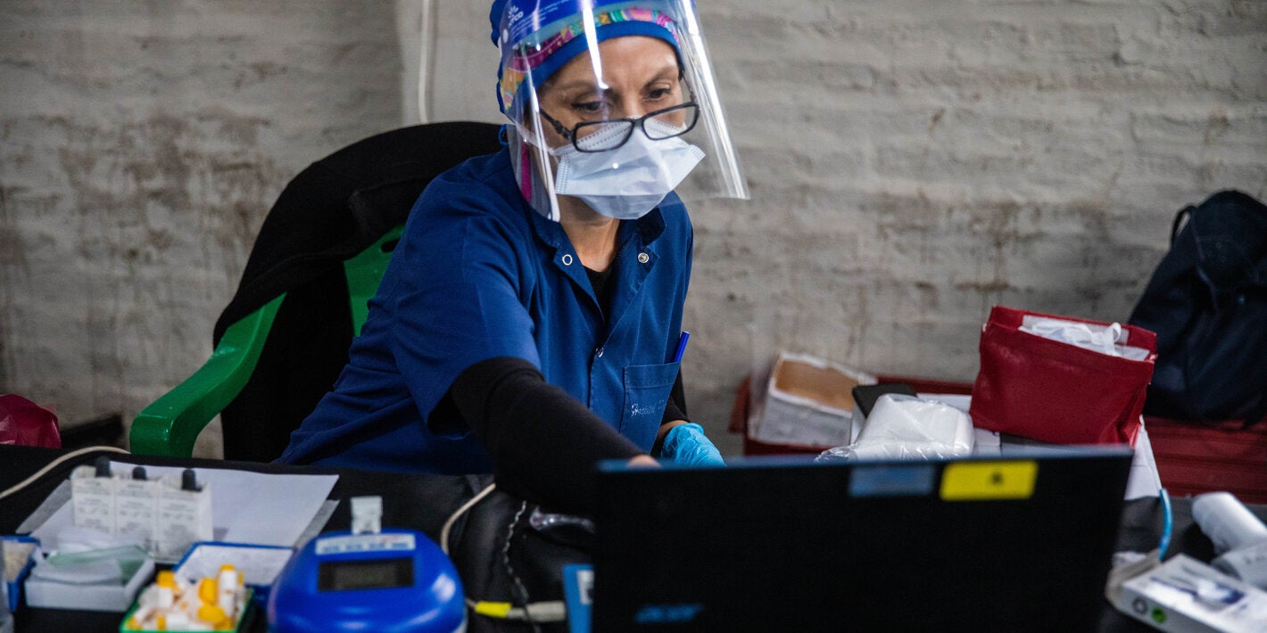 El rastreo de contactso es una estrategia clave para romper las cadenas de transmisión de COVID-19