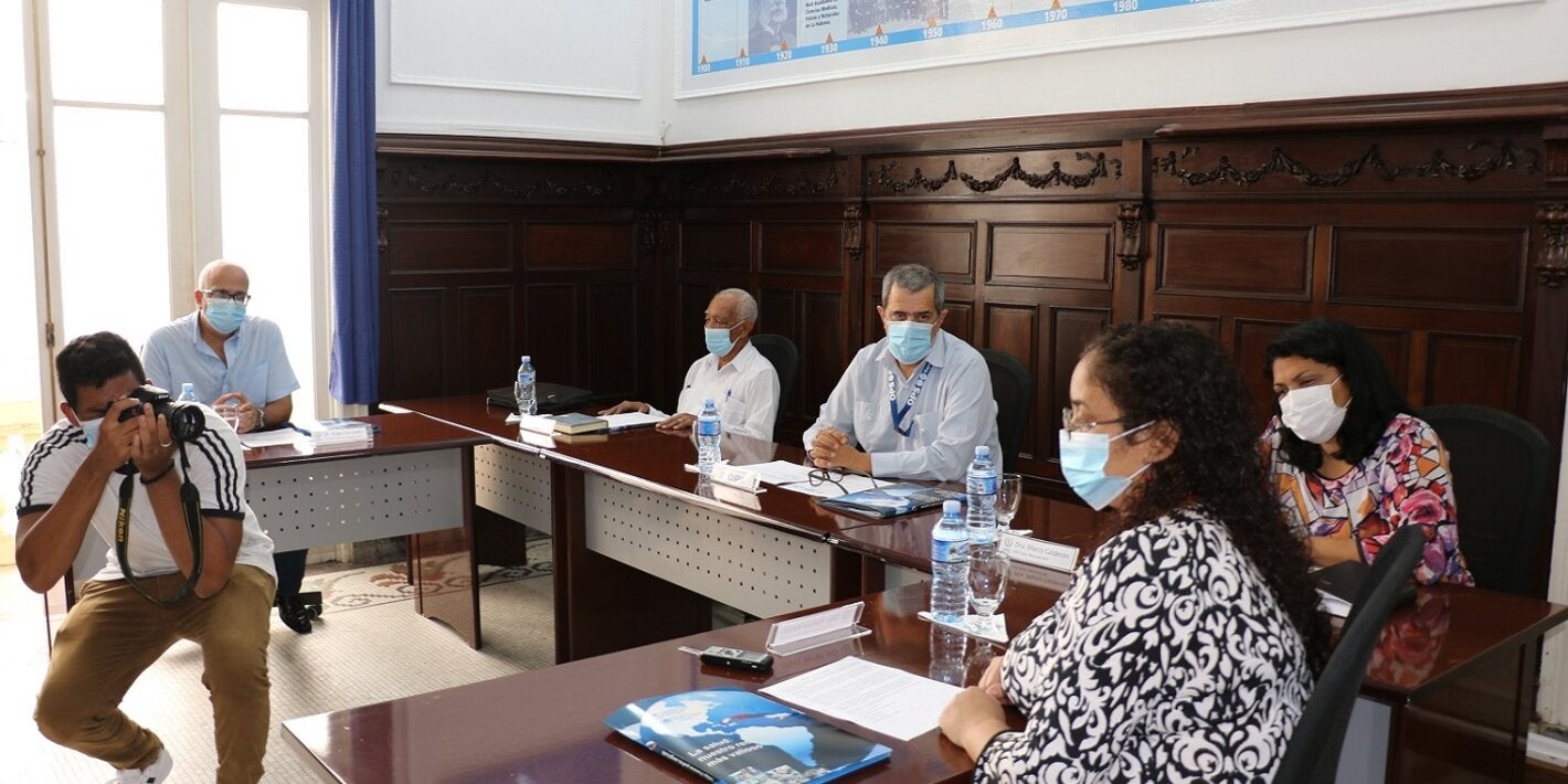 Autoridades-salud-cubanas-y-Representante- OPS-OMS-con-medios