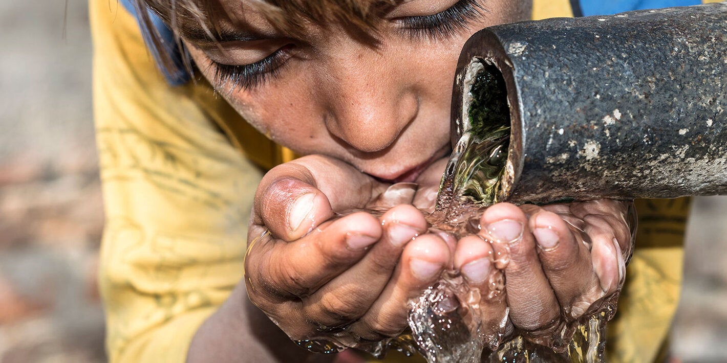 Niño tamando agua