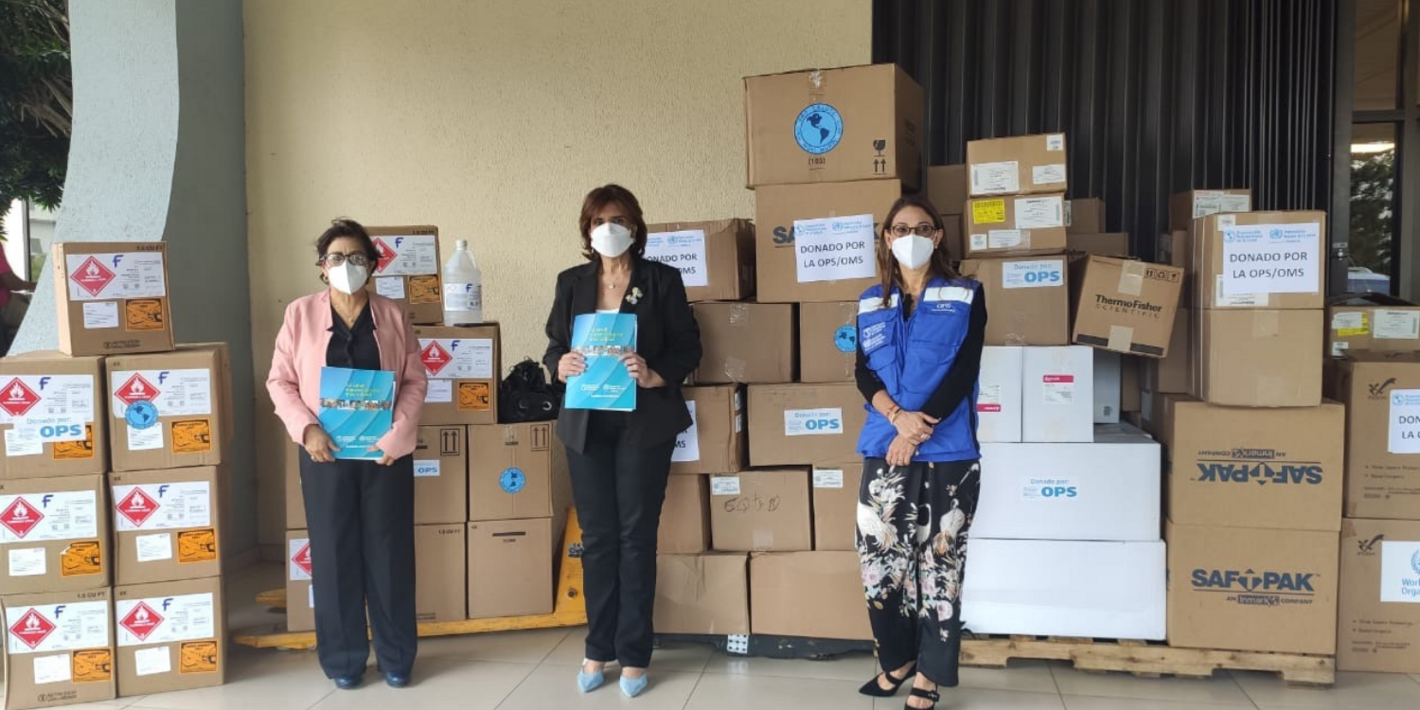 Autoridades del MSP y OPS durante la entrega de la donación 